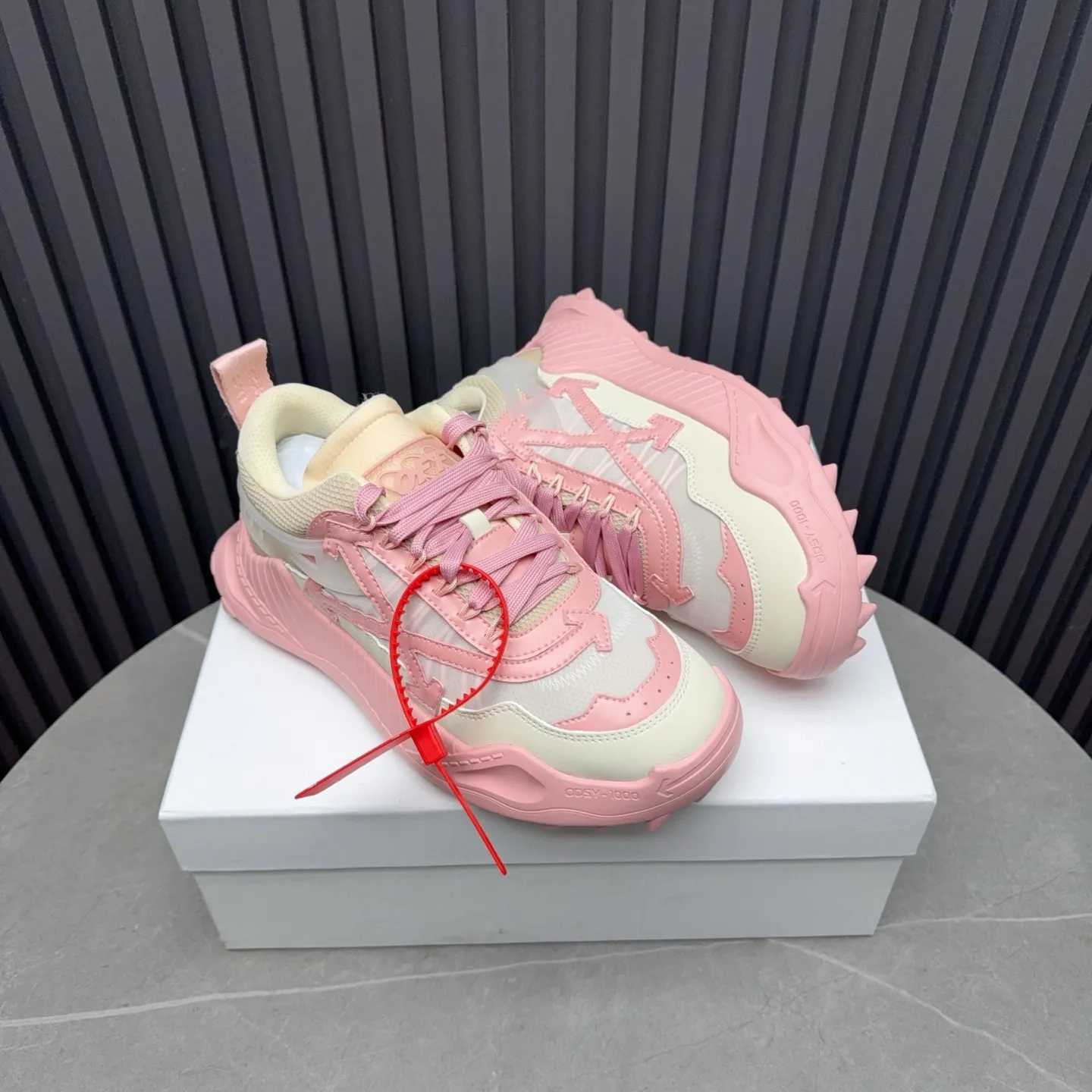 【OFF WHITE】P: 680💰Couple model, Size: Female 35-40; Male 39-44 (customized at 45.46) 2025SS trendy brand OFF WHITE classic popular model, combined outsole, official website original 1:1 developed top-level copy, ️Selected imported high-mercerized matte cowhide splicing breathable mesh ✔️Breathable lining, breathable and comfortable, simple and personalized design, official website rubber outsole.